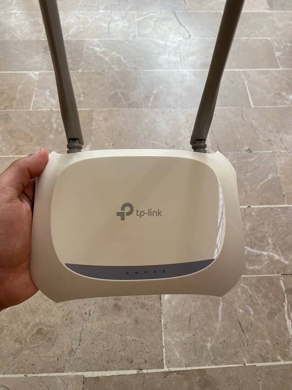 TP-Link router with 2 antennas, excellent condition, with adapter. 0