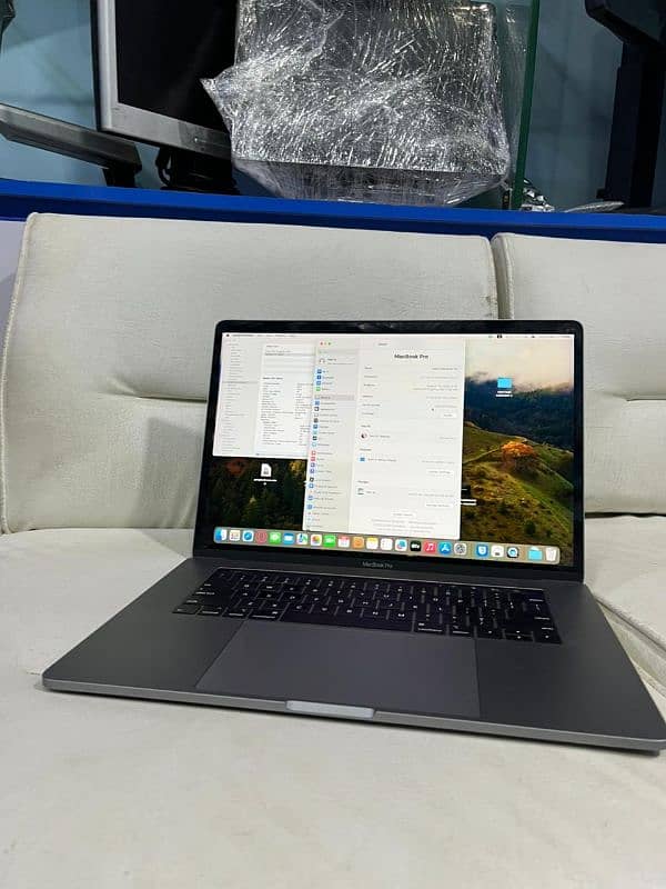 MacBook Pro , 2018 15 inch Core i7 16.512 4gb Graphics 0