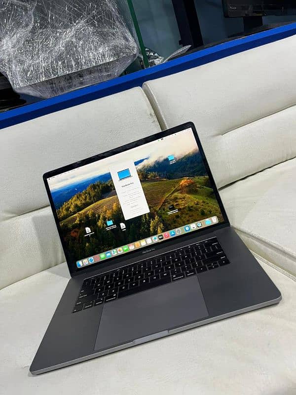 MacBook Pro , 2018 15 inch Core i7 16.512 4gb Graphics 1