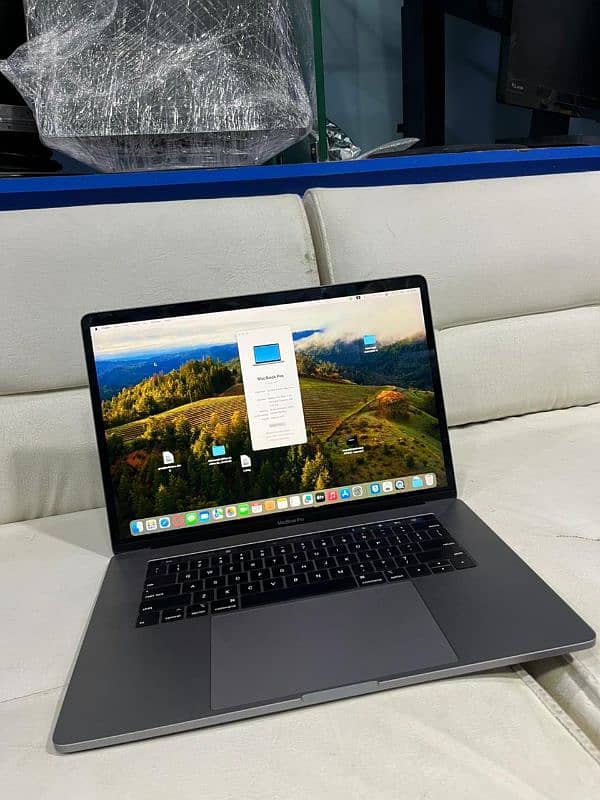 MacBook Pro , 2018 15 inch Core i7 16.512 4gb Graphics 3