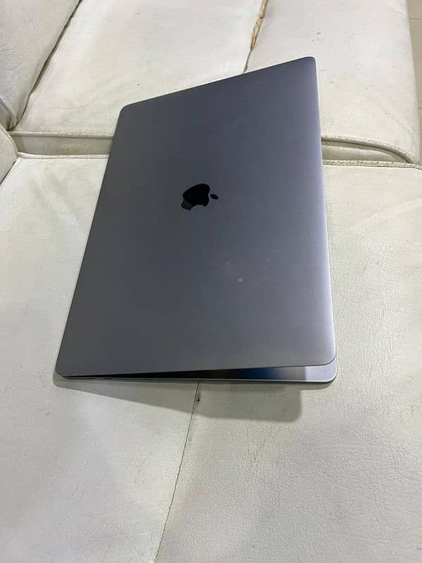 MacBook Pro , 2018 15 inch Core i7 16.512 4gb Graphics 4