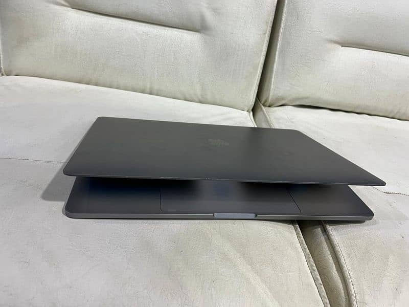 MacBook Pro , 2018 15 inch Core i7 16.512 4gb Graphics 6