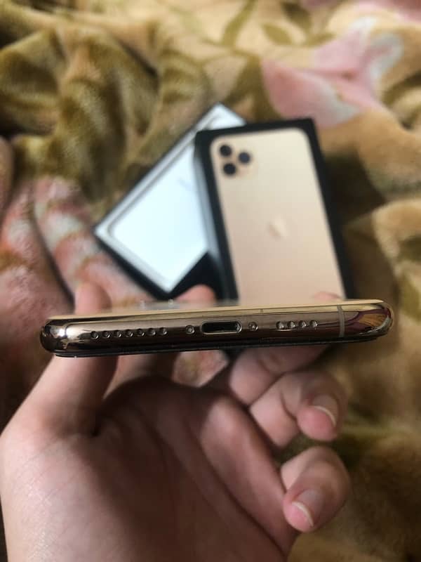 IPhone 11 Pro Max Gold 2