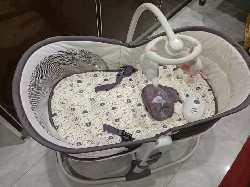 Mastela 6in1 Deluxe Multi-Functional Bassinet Grey. 2