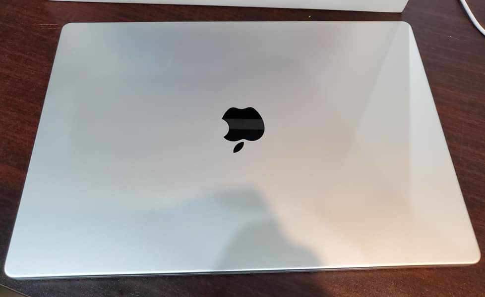 MacBook Pro 16" M2 Pro Ram 16 GB SSD 512 GB Excellent Condition 1