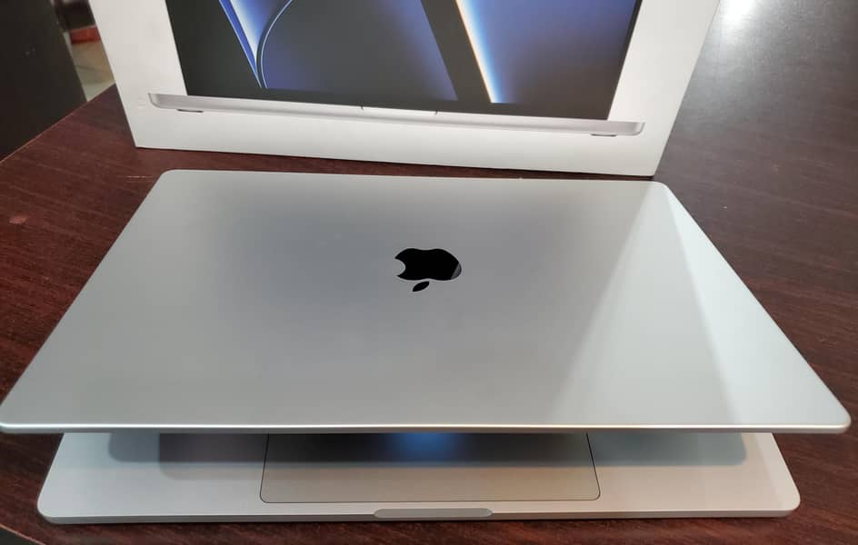 MacBook Pro 16" M2 Pro Ram 16 GB SSD 512 GB Excellent Condition 4