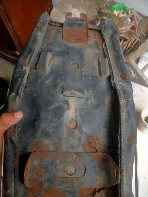 Honda 125 original seat used good condition 2