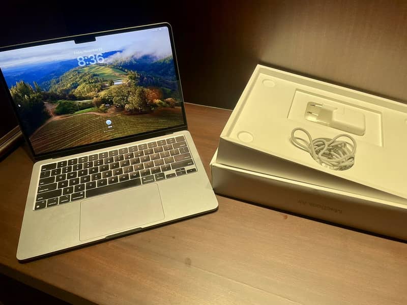 Apple MacBook Air 2022, M2 Chip, 13.6", 256GB SSD, Lightweight Laptop 0