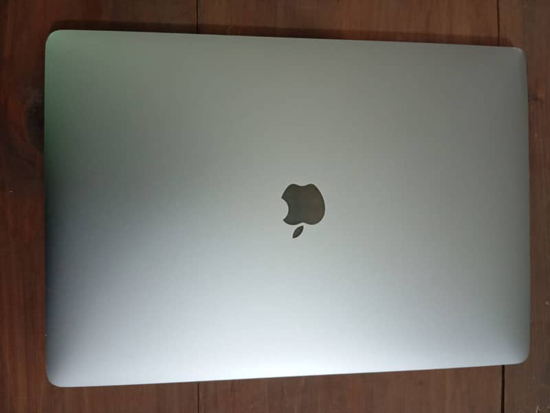 Macbook pro 2017 15" 16gb ram 250ssd 3