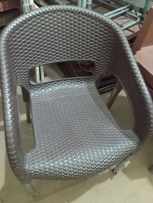 plastic chairs 0