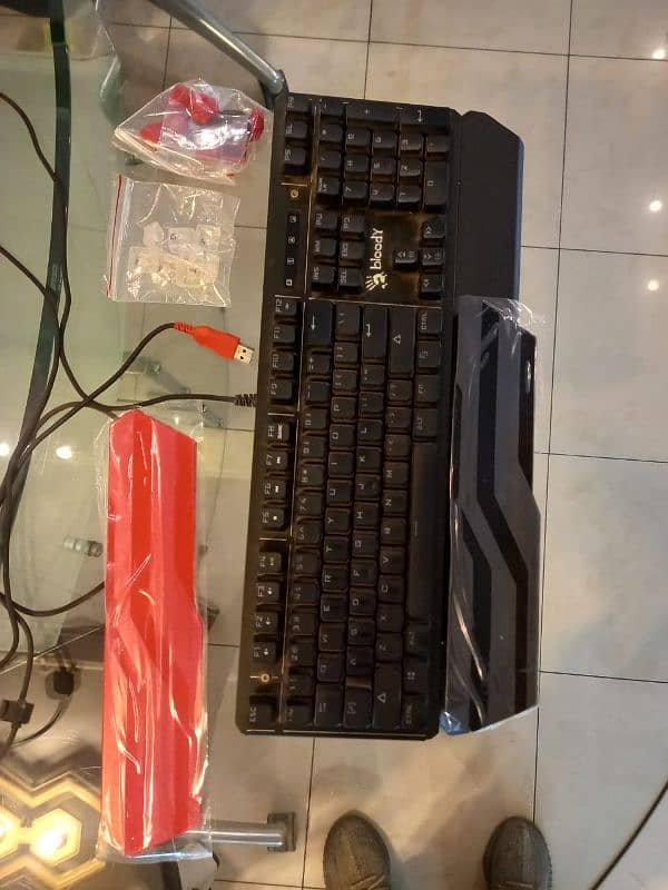 Mechanical RGB gaming keyboard B975 and gaming mouse 11