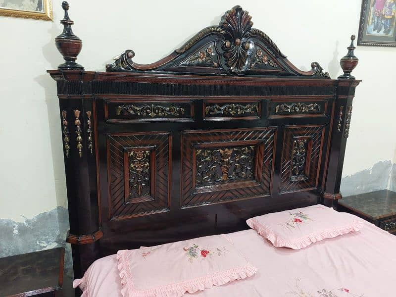 wooden Bed dressing 0