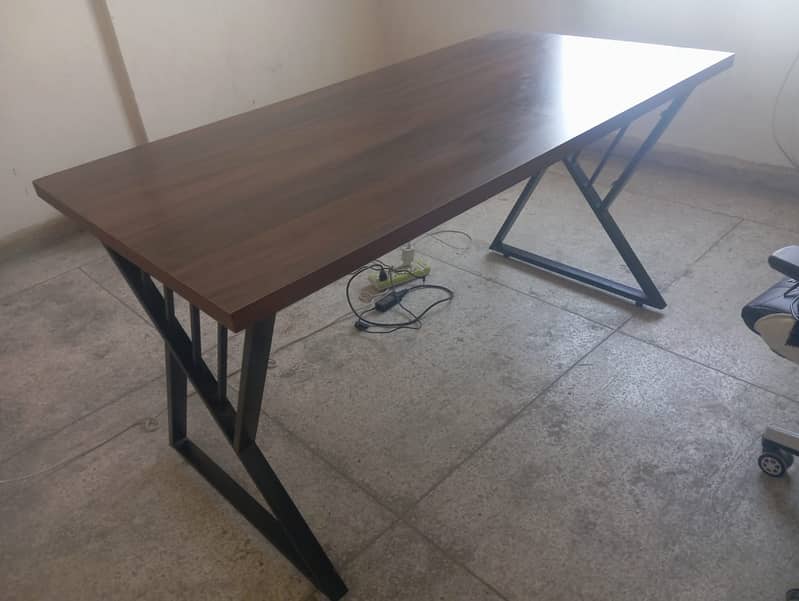 Executive Table and Gaming Desktop Table in Excellent Condition 1