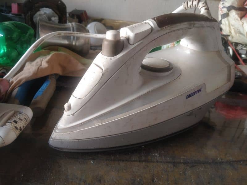 Geepas steam iron branded 0