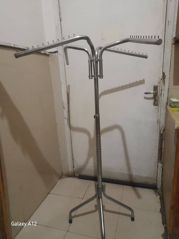 hanging clothes stand 0