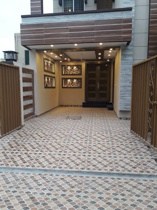 5 Marla Brand New Luxury House Available For Sale In Bahria Town Lahore. 1