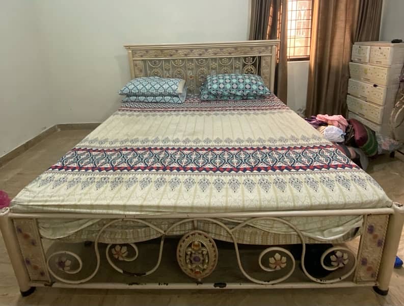 OLD STYLE BED KING BED WITH MATTRESS AND DRESSING TABLE 0