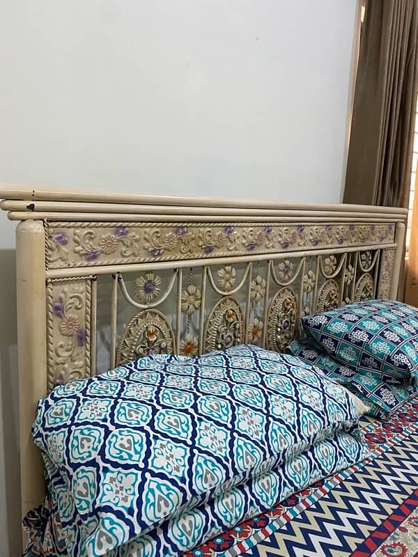 OLD STYLE BED KING BED WITH MATTRESS AND DRESSING TABLE 1