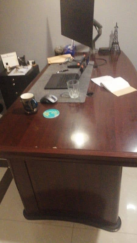 Executive table sold wood 0