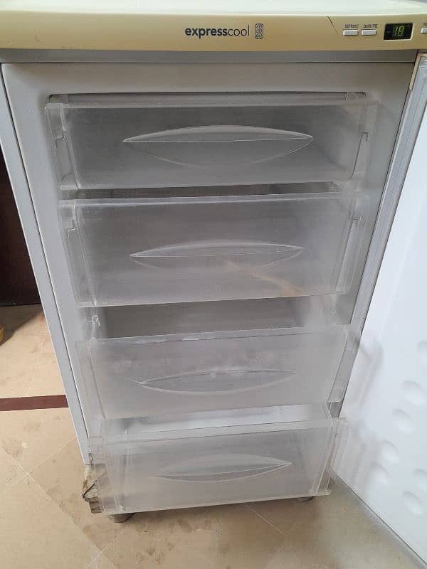 LG VERTICAL FREEZER 1