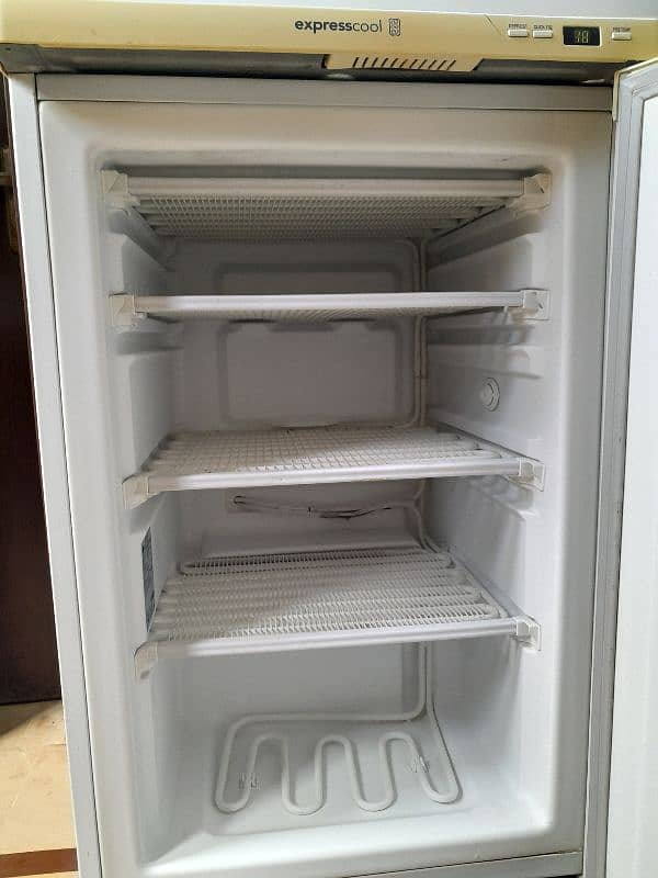 LG VERTICAL FREEZER 2