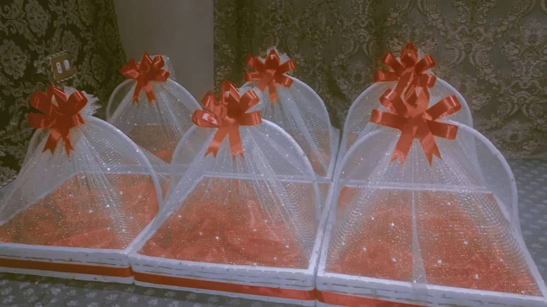 Fancy beautiful buckets covered with golden net and red silk inside 0