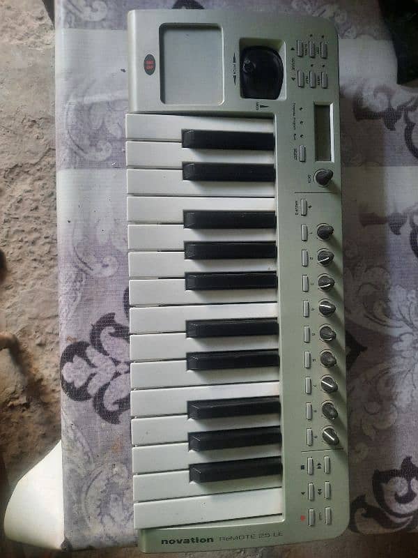 Novation Remote 25 Le Midi keyboard 1