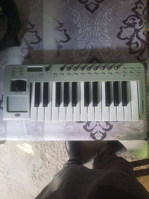 Novation Remote 25 Le Midi keyboard 0