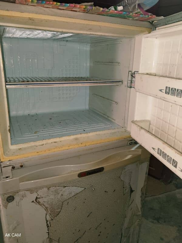 medium size fridge good condition inside outside 2