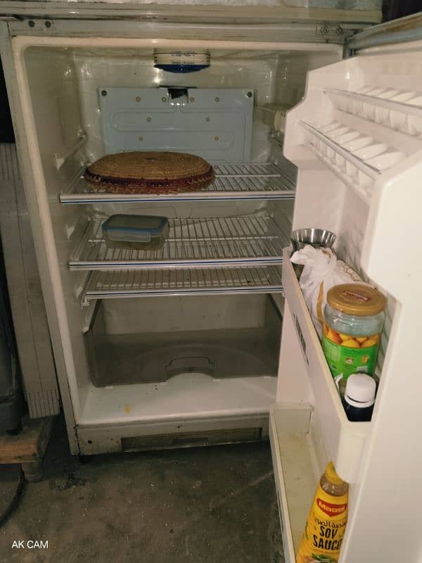 medium size fridge good condition inside outside 3