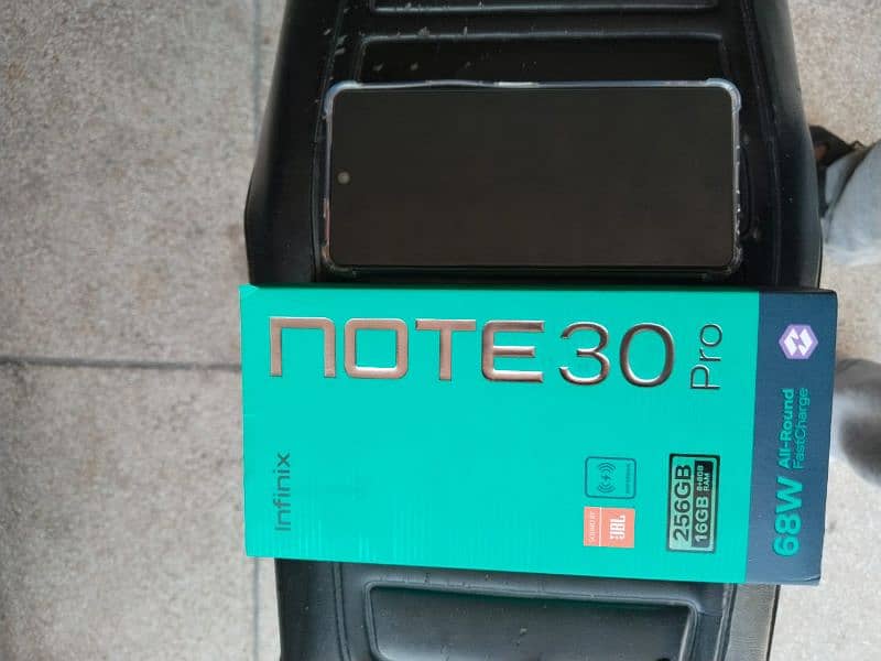 am selling mobile Infinix note 30 pro Sath wireless charger 1