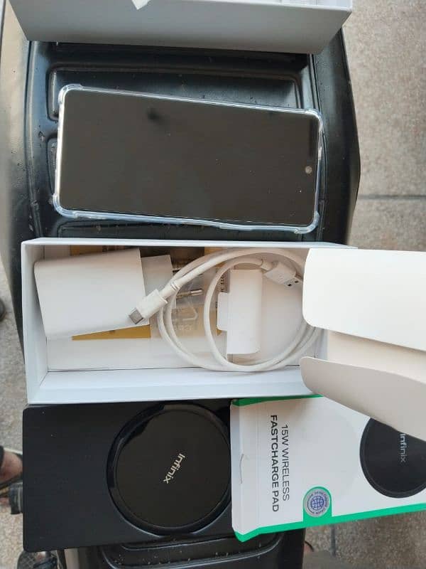 am selling mobile Infinix note 30 pro Sath wireless charger 3