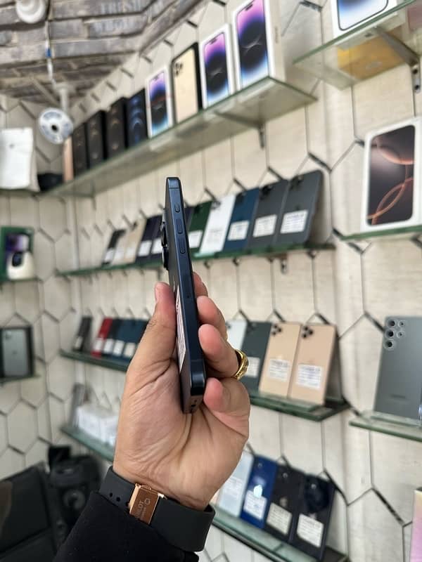 I phone 15 pro Factory unlockd NoN PTA 128gb 6