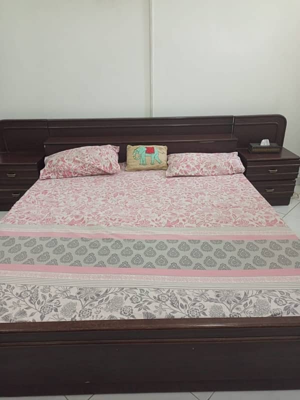 King size wooden bed set with side ables and dressing table 0