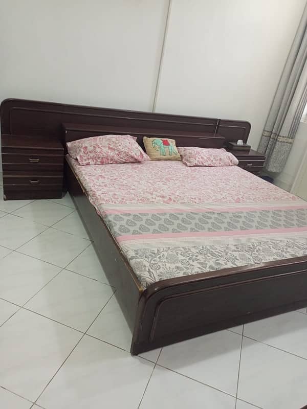 King size wooden bed set with side ables and dressing table 1