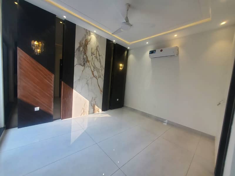 10 Marla Out class Stylish House For Rent In DHA Phase 4,Block GG, Lahore. 14