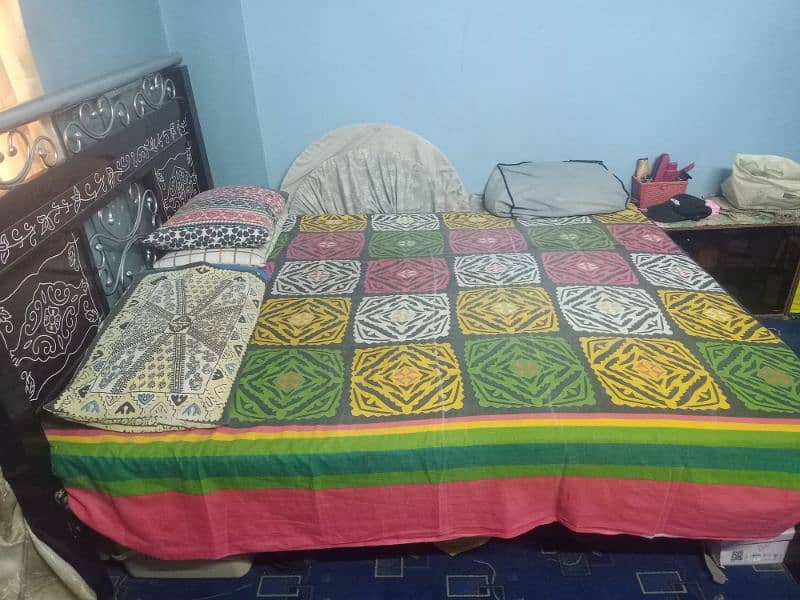 Queen Size bed for sale with mattress 0