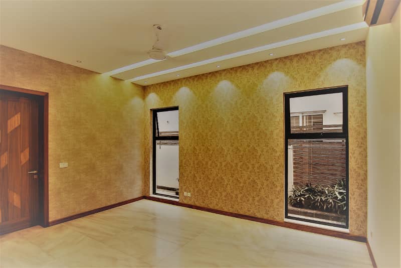 01 Kanal Slightly Used Well Maintained Like Brand New Most Elegant Bungalow For Sale In DHA Phase 5 Near To Park 17