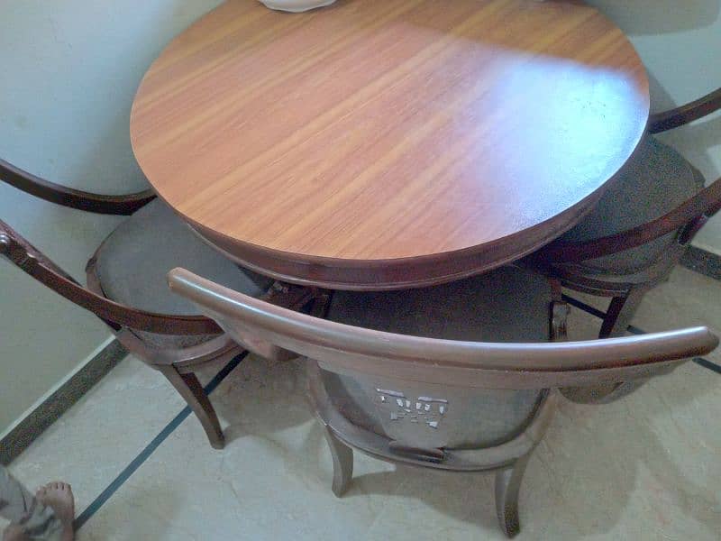 hi im selling dining table 1