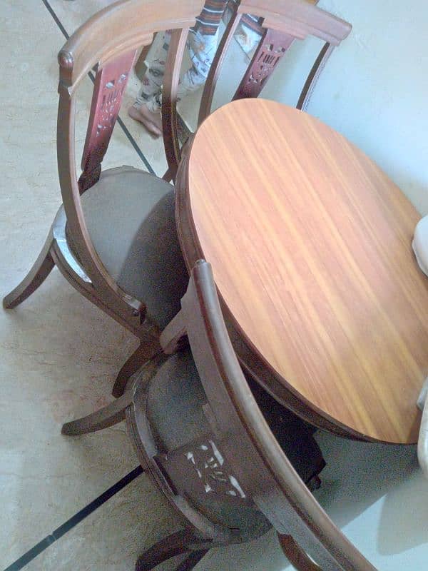 hi im selling dining table 2