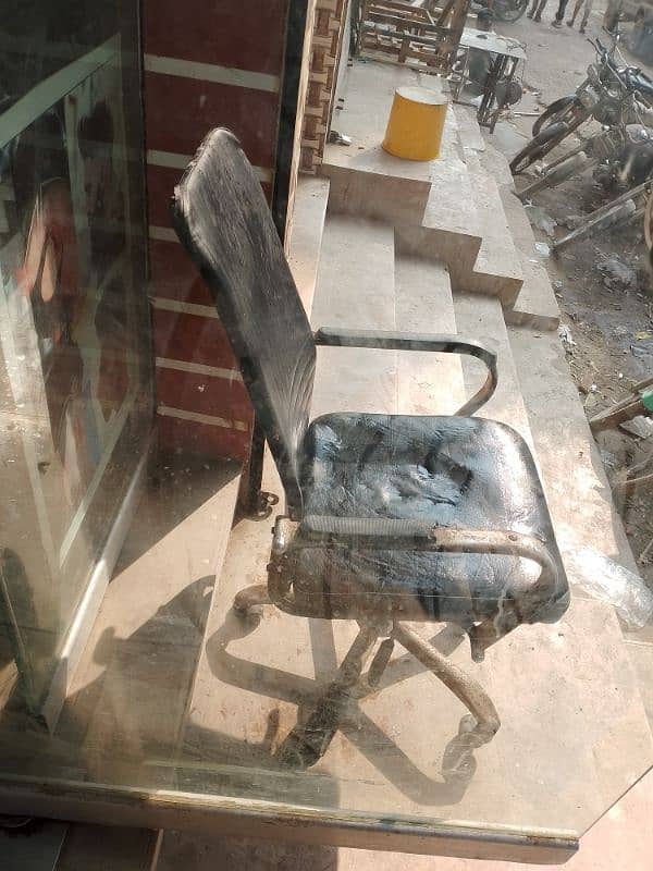 chair bilkul ok he move b krti he tyre b ok hai 1