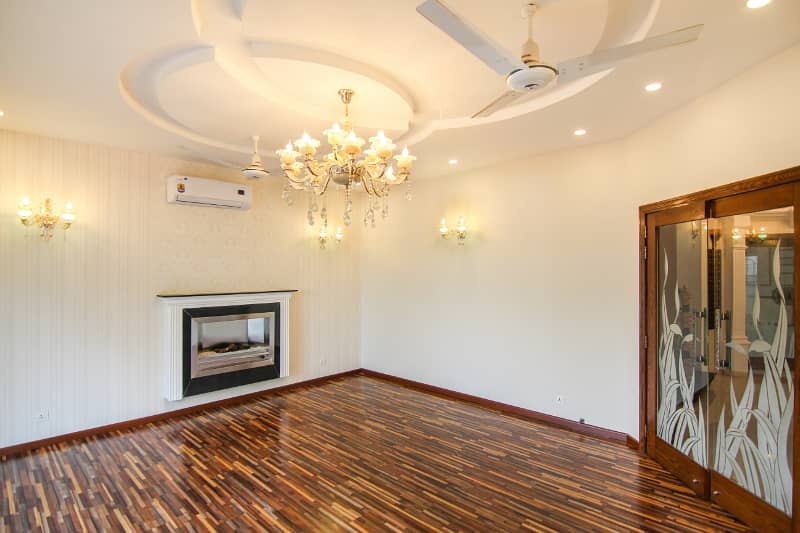 01 Kanal Slightly Used Well Maintained Like Brand New Modren Designe Bungalow For Sale In DHA Phase-4 Near To Park 2