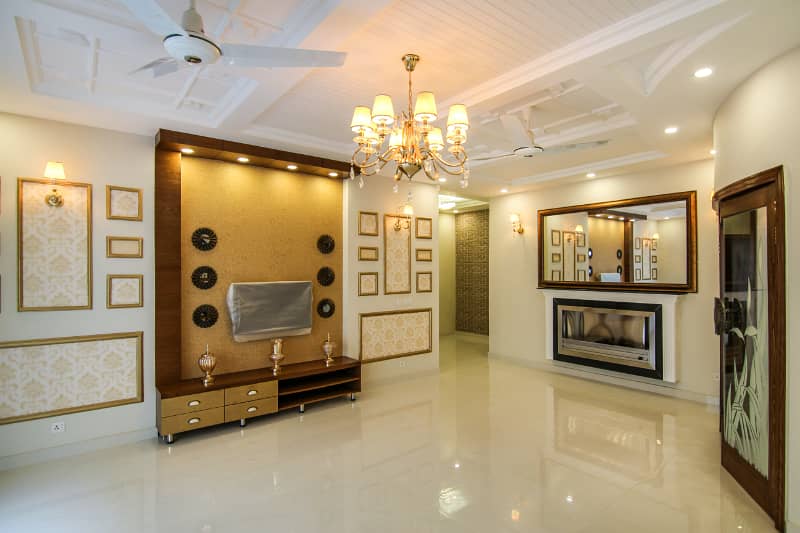 01 Kanal Slightly Used Well Maintained Like Brand New Modren Designe Bungalow For Sale In DHA Phase-4 Near To Park 5