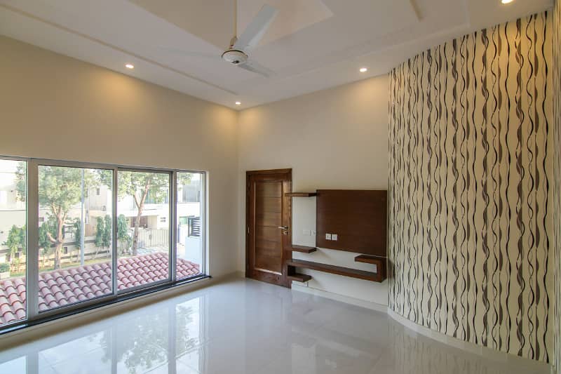 01 Kanal Slightly Used Well Maintained Like Brand New Modren Designe Bungalow For Sale In DHA Phase-4 Near To Park 15