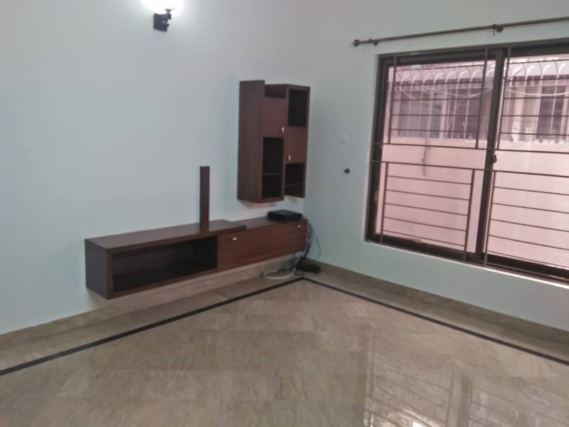 01 Kanal Slightly Used Well Maintained Like Brand New Modren Designe Bungalow For Sale In DHA Phase-4 Near To Park 19