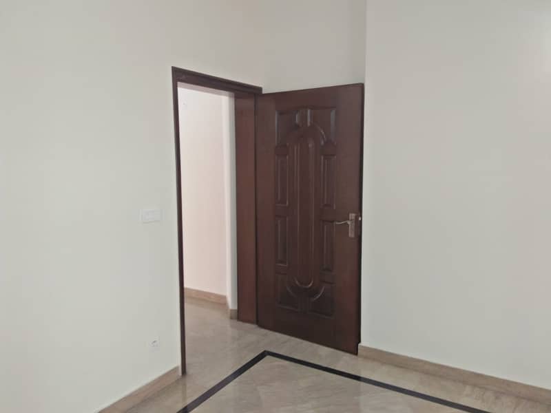 01 Kanal Slightly Used Well Maintained Like Brand New Modren Designe Bungalow For Sale In DHA Phase-4 Near To Park 20