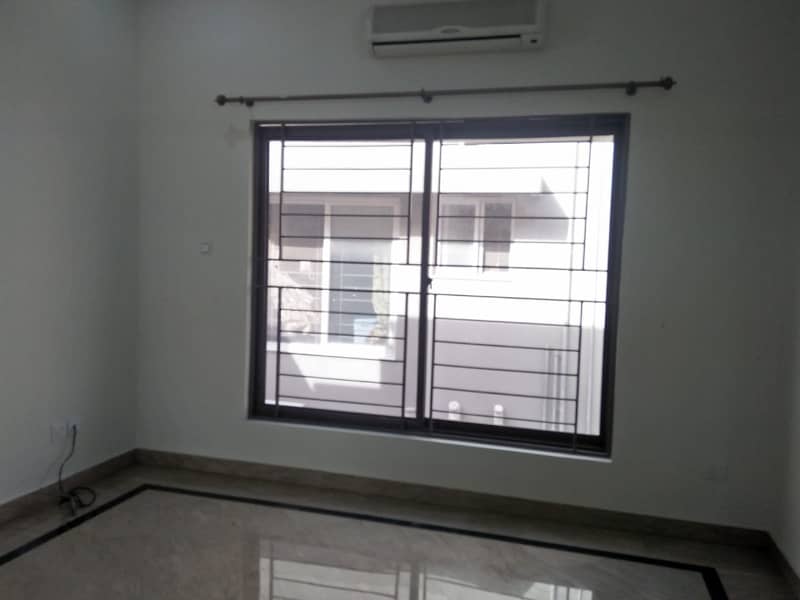 01 Kanal Slightly Used Well Maintained Like Brand New Modren Designe Bungalow For Sale In DHA Phase-4 Near To Park 22