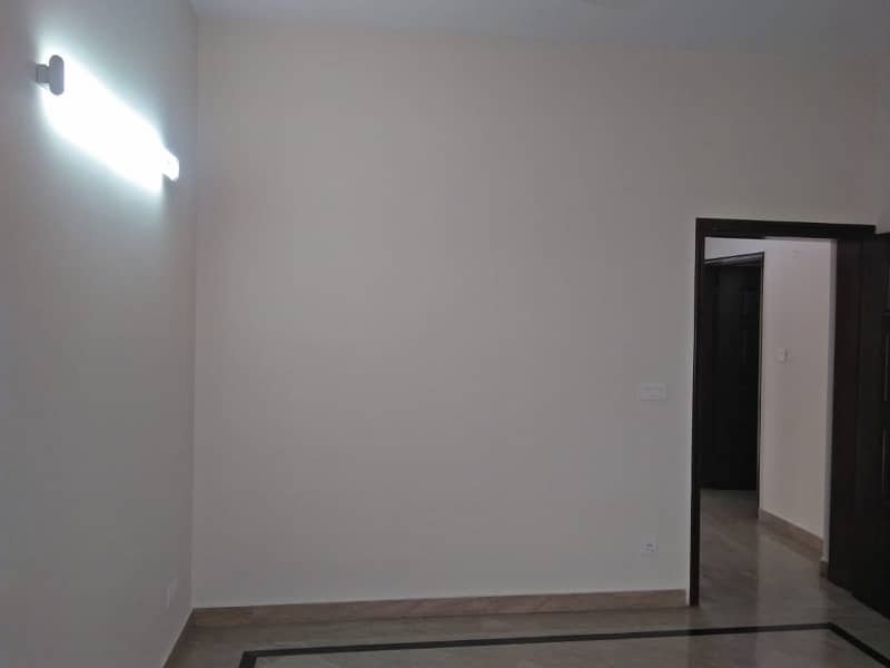 01 Kanal Slightly Used Well Maintained Like Brand New Modren Designe Bungalow For Sale In DHA Phase-4 Near To Park 23