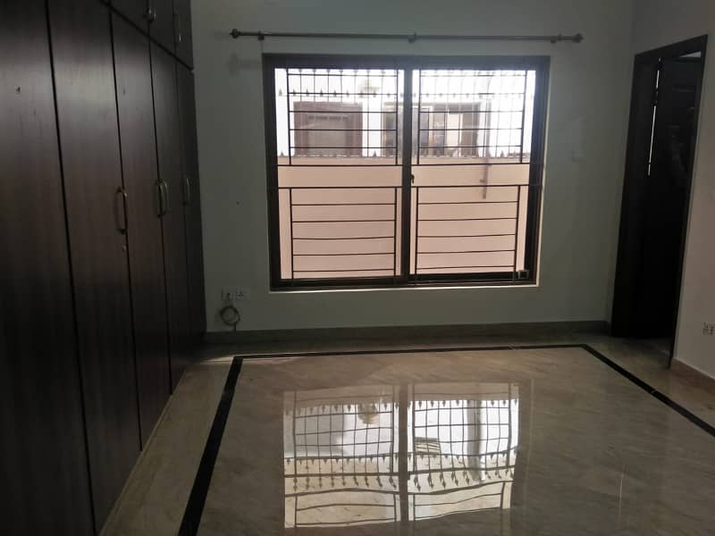 01 Kanal Slightly Used Well Maintained Like Brand New Modren Designe Bungalow For Sale In DHA Phase-4 Near To Park 25