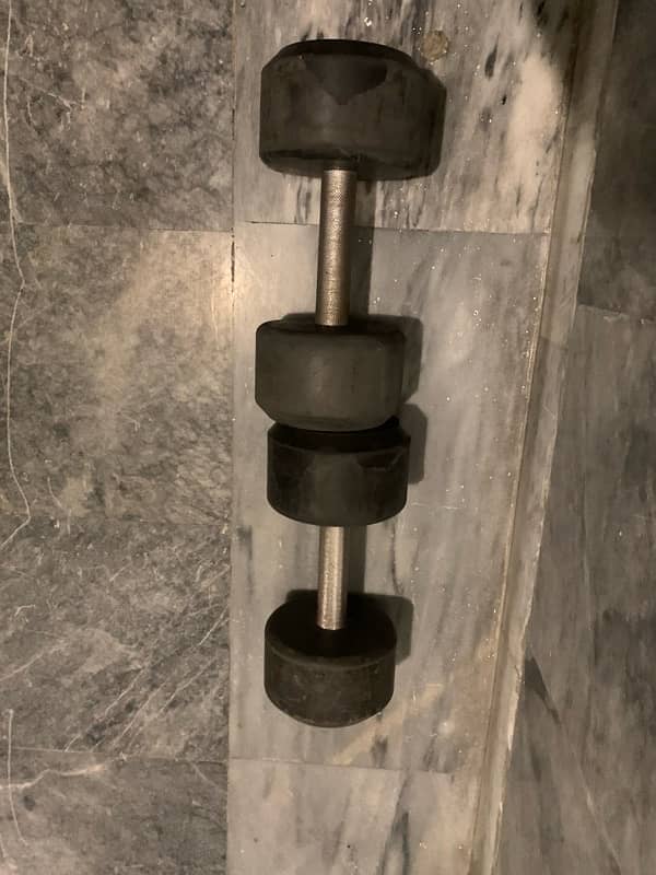 pair of 5kg rubber dumbbells 3